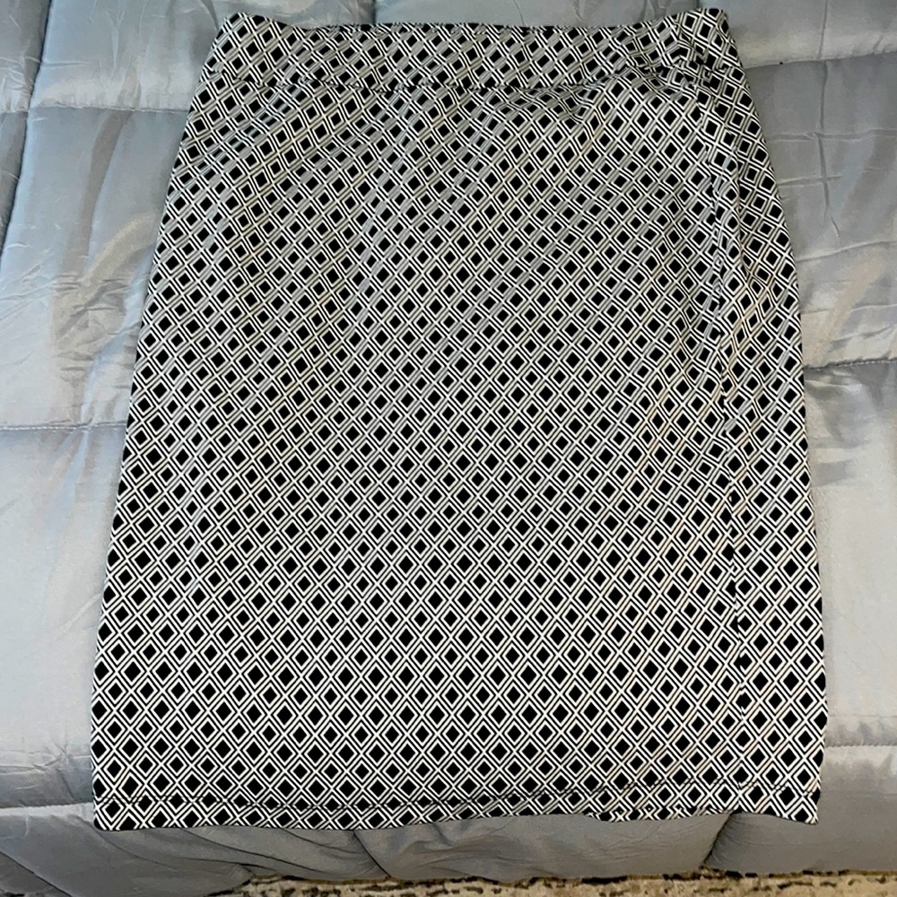 SoHo Apparel Black & White Pencil Skirt - size L, lightly worn